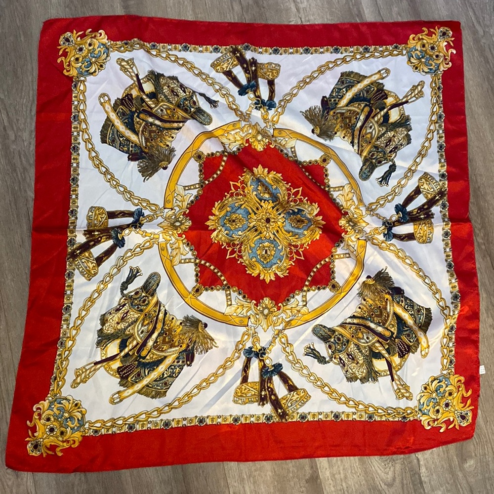 Scarf with red and gold details 100% polyester
